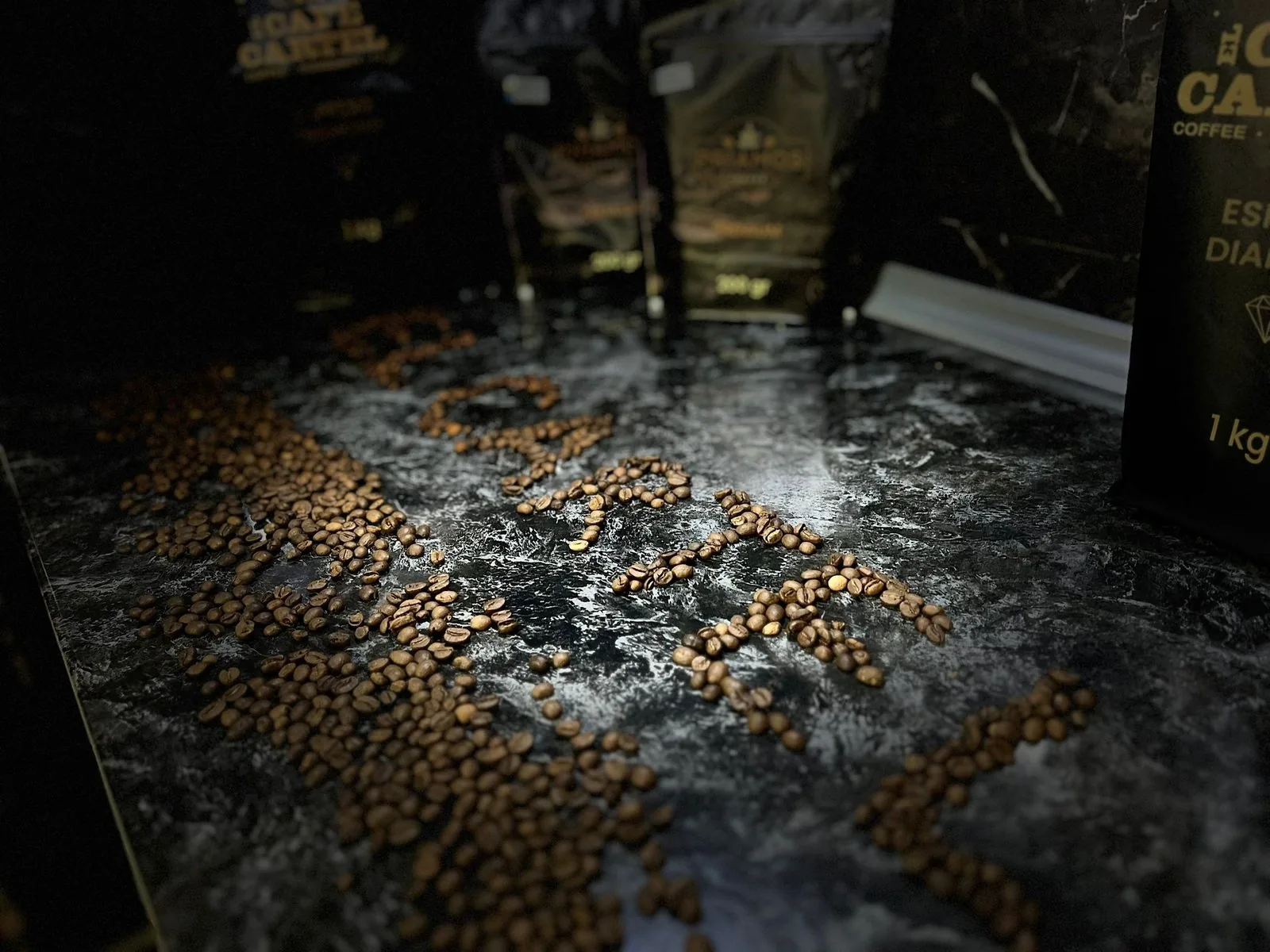 Zrna kafe na stolu